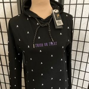 ☠️SKULL & CROSSBONES🎃 PULLOVER HOODIE "TRICK OR TREAT -DENIM & FLOWER - NWT